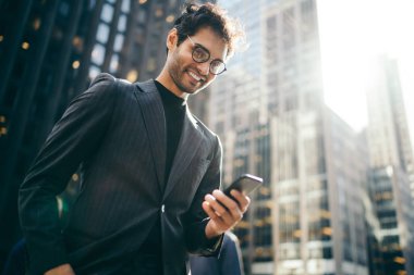 Başarılı işadamı Smartphone cep telefonu ile 4 g internet ayakta şehir iyi haber üstünde hareket eden telefon ile bildirim okuma yeni York.Happy girişimci ile mali denge kontrol görünümünü körük