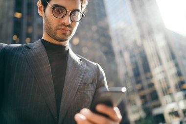 Kırpılmış görüntü yolu ile 4 g internet ayakta şehir merkezinde smartphone uygulama finansal haber online takip düşünceli erkek bankacı. Kendine güvenen avukat iş yayını Web sitesi üzerinde okuma