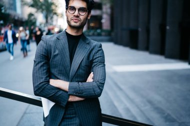 Kibirli genç girişimci croped portresi kameraya bakarak formal giyim giymiş. Kendine güvenen başarılı iş adamı zarif appparel ayakta ofis binası yakınında Manhattan'ın sokakta