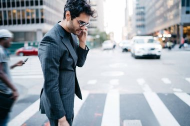 Genç gurur CEO'su yan görünüm zebra şehir metropol şık resmi giyim geçiş sokakta smartphone üzerinde konuşurken giymiş. İcra Müdürü telefonu New York'ta iletişim