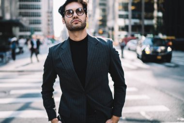 Sokakta şehir merkezinde elleri ceplerinde, zarif resmi kıyafetli kameraya Manhatta üzerinde seyir emin işadamı erkek çift ayakta yarım uzunluk portre yakışıklı trendy giyinmiş