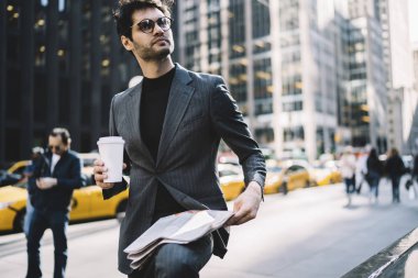 Kopya alanı marka ismi veya logosu için Manhattan'ın newspape ile şık elbiseli kendine güvenen adam gitmek için gurur yakışıklı erkek CEO'su sabah basın kahve içme makalede hakkında şık giyim düşüncesinde