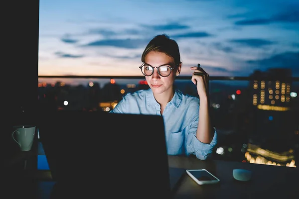 Young Female Owner Online Startup Working Overtime Home Interior Searching — Stock Photo, Image