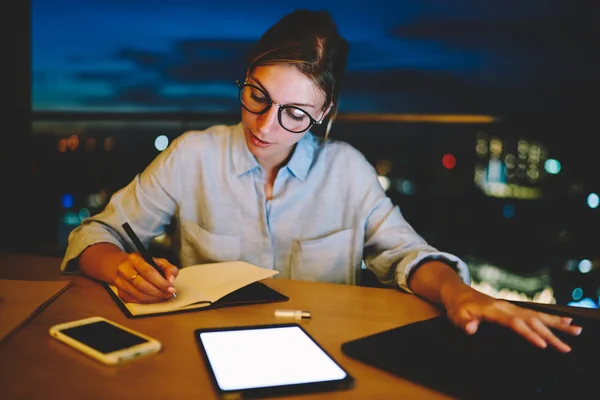 Femme Affaires Concentrée Restant Heures Supplémentaires Plan Rédaction Pour Démarrage — Photo