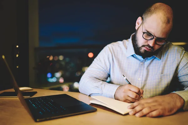 Empreendedor Masculino Sério Escrevendo Plano Para Inicialização Notepad Overworking Sentado — Fotografia de Stock