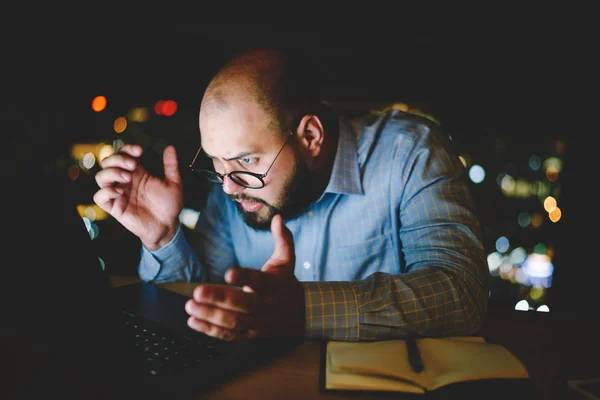 Wütender Geschäftsmann Der Aufmerksam Auf Laptop Computer Schaut Verrückt Nach — Stockfoto