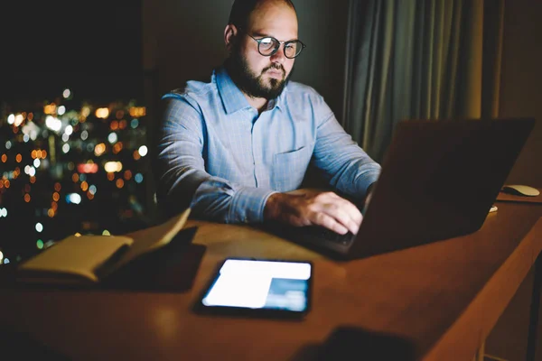 Seriös Affärsman Keyboarding Bärbar Dator Gör Remote Jobb Övertidsarbete Kvällen — Stockfoto