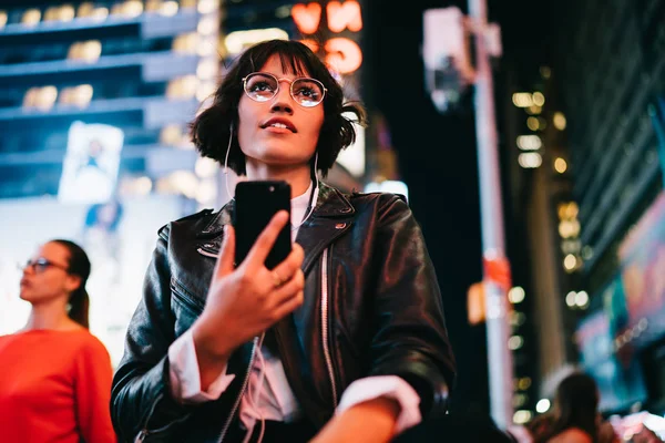 Debajo Vista Joven Vestida Moda Gafas Con Estilo Paseando Por —  Fotos de Stock