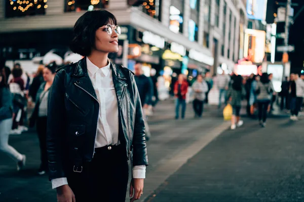 Elegante Chica Hipster Vestida Con Chaqueta Moda Caminando Aire Libre —  Fotos de Stock