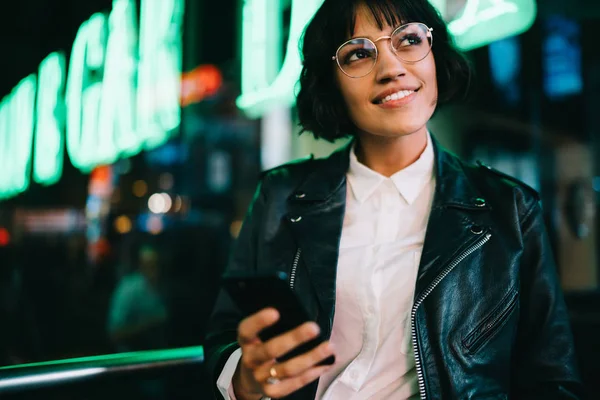 Mujer Muy Joven Soñadora Gafas Sonriendo Mientras Revisa Correo Teléfono — Foto de Stock