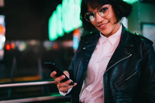 Retrato Recortado Del Atractivo Blogger Hipster Con Anteojos Sonriendo Cámara — Foto de Stock