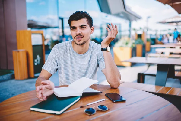 Student Uimit Îmbrăcat Îmbrăcăminte Casual Pregătirea Pentru Examene Viitoare Care — Fotografie, imagine de stoc