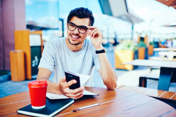 Kjekk Lykkelig Mannlig Blogger Stilige Briller Som Holder Moderne Smarttelefon – stockfoto