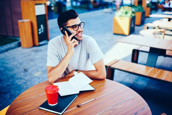 Lystig Student Øyeklær Klær Som Snakker Med Venn Smarttelefon Sittende – stockfoto