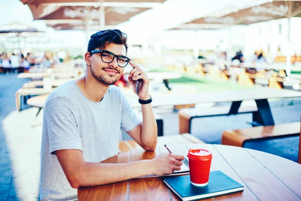 Portrét Veselý Vousatý Muž Blogger Stylové Brýle Holdingsmartphone Ruce Při — Stock fotografie