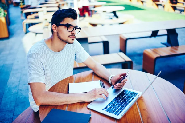 Estudiante Inteligente Gafas Vista Pensando Desarrollo Propio Blog Sosteniendo Teléfono — Foto de Stock