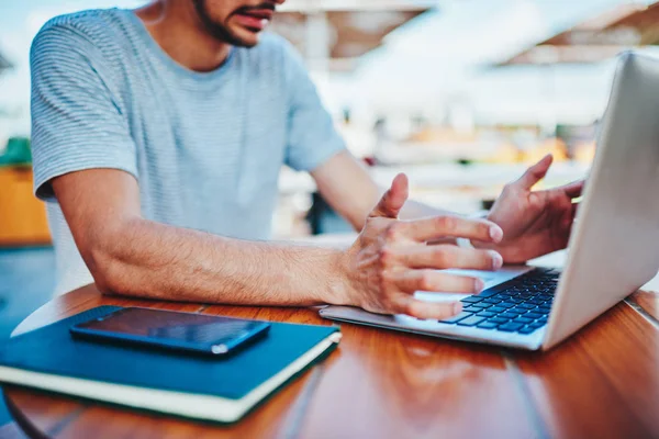 Immagine Ritagliata Freelance Sesso Maschile Seduto Moderno Dispositivo Portatile Cercando — Foto Stock