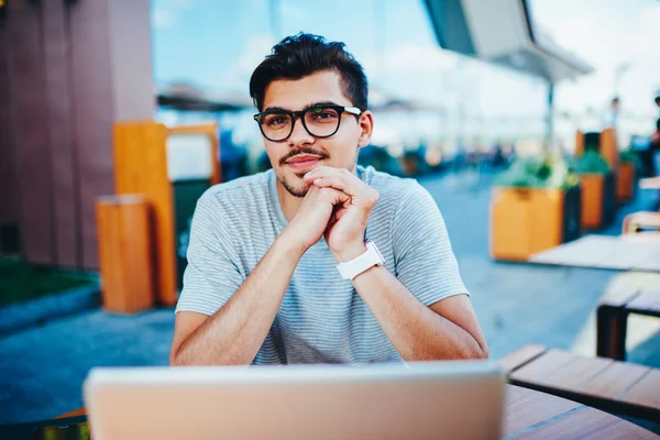 Porträt Eines Gut Aussehenden Männlichen Freiberuflers Stylischer Brille Der Die — Stockfoto