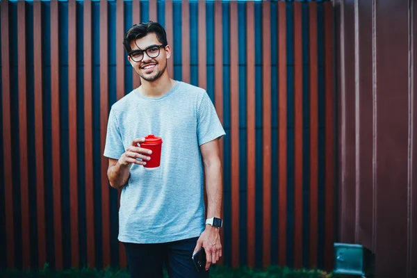 Porträtt Glad Ung Man Klädd Snygg Shirt Ler Mot Kameran — Stockfoto