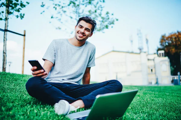 Fröhlich Lässig Gekleidete Studenten Die Ihr Smartphone Der Hand Halten — Stockfoto