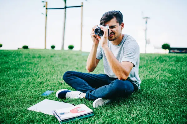 Hipster Männlichen Blogger Fokussierung Und Herstellung Von Fotos Sitzen Auf — Stockfoto