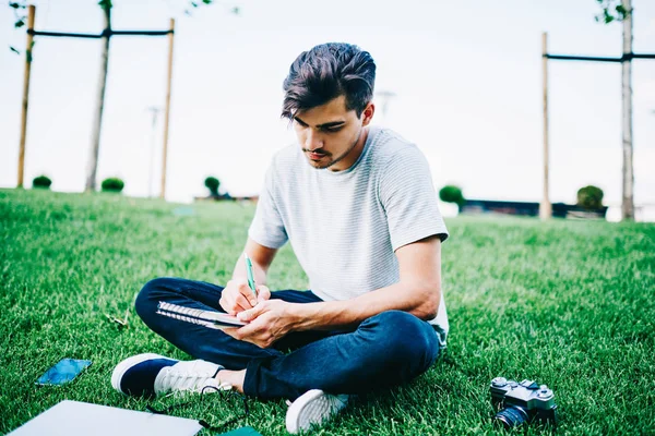 Nachdenkliche Intelligente Studentin Zeichnet Skizze Notizblock Für Das Studium Projekt — Stockfoto