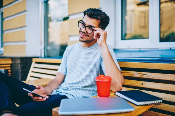 Fröhlicher Hipster Typ Stylischer Brille Der Lacht Während Die Medien — Stockfoto