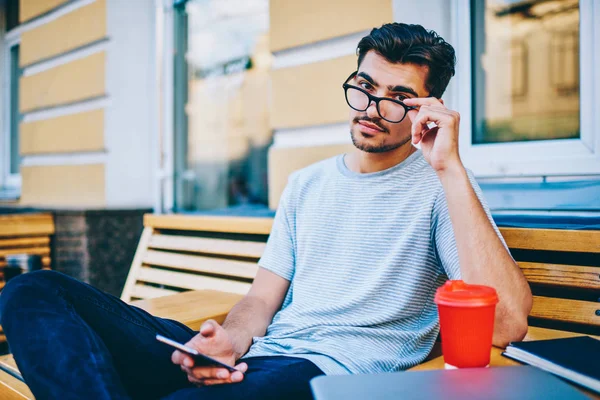 Portret Blogger Elegant Hipster Ochelari Ochi Uitându Cameră Timp Discutați — Fotografie, imagine de stoc