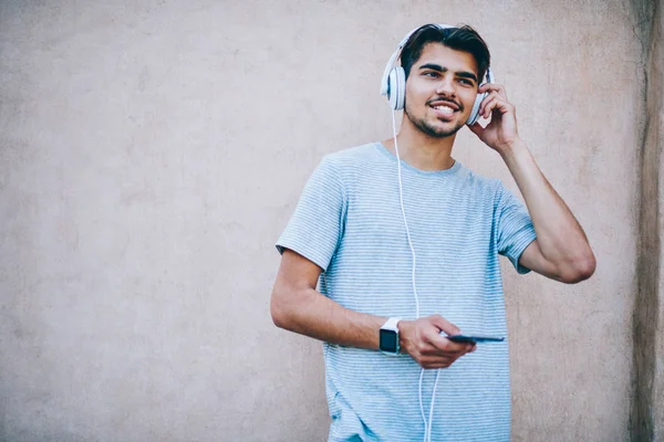 Positive Hipster Meloman Smartwach Istening Audiobook Online Headphones Connected Smartphone — Stock Photo, Image