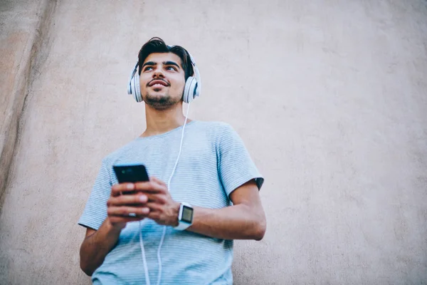Poniżej Widok Dorywczo Ubrany Hipster Blogger Słuchania Audiobook Słuchawkach Pobrany — Zdjęcie stockowe