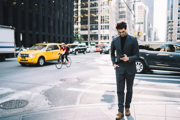 Empresário Bem Sucedido Vestido Desgaste Formal Passeando Rua Manhattan Lendo — Fotografia de Stock