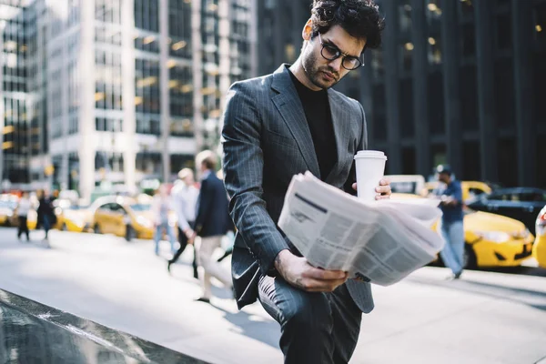 Успішний Молодий Економіст Чоловік Шукає Статтю Фінансовими Новинами Ранковій Газеті — стокове фото