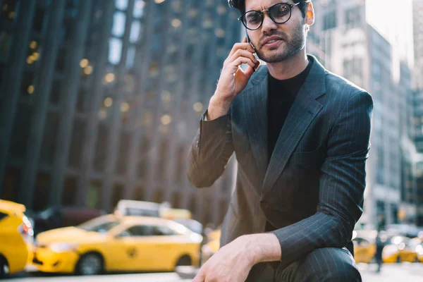 Cropped Image Confident Trader Dressed Stylish Suit Talking Business Partner — Stock Photo, Image