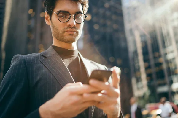 Bijgesneden Afbeelding Van Peinzende Mannelijke Advocaat Brillen Voor Visie Correctie — Stockfoto