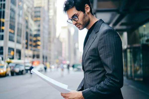 Selbstbewusster Geschäftsmann Formeller Kleidung Der Auf Papier Geschriebene Finanzdokumente Überprüft — Stockfoto