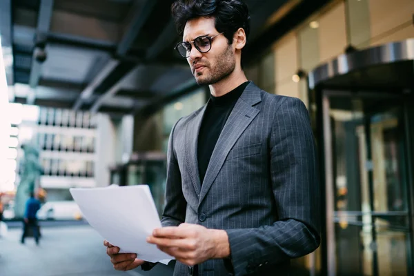 Nachdenklicher Erfolgreicher Anwalt Verärgert Über Finanzdaten Die Auf Papierdokumenten Geschrieben — Stockfoto