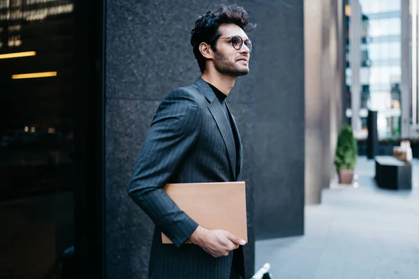 Succesvolle Mannelijke Financiële Manager Gekleed Elegante Pak Stroling Straat Met — Stockfoto