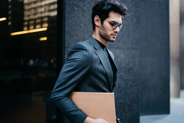 Jovem Empresário Confiante Vestido Elegante Formal Desgaste Segurando Pasta Com — Fotografia de Stock