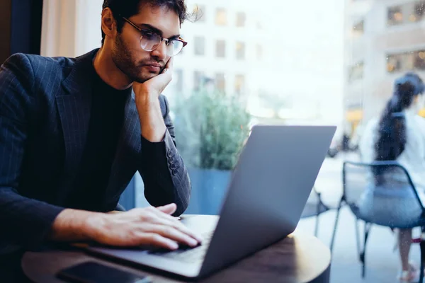 Fundersam Manliga Ekonomichef Söka Information Data Modern Bärbar Dator Ansluten — Stockfoto