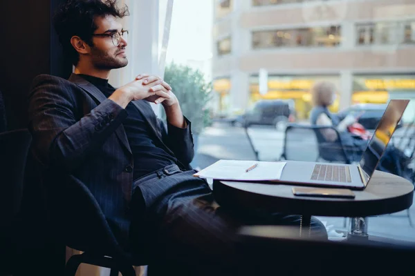 Riflettendo Manager Esecutivo Successo Abiti Formali Guardando Fuori Dalla Finestra — Foto Stock