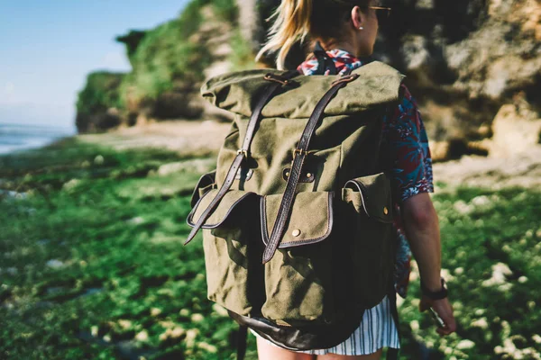 在海上海岸线上享受夏季流浪的年轻女性徒步旅行者的形象 经验丰富的旅游背包探索热带地区的绿色环境 — 图库照片