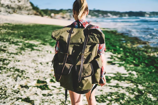 Joven Turista Viajando Con Mochila Disfrutando Vacaciones Verano Estilo Vida —  Fotos de Stock