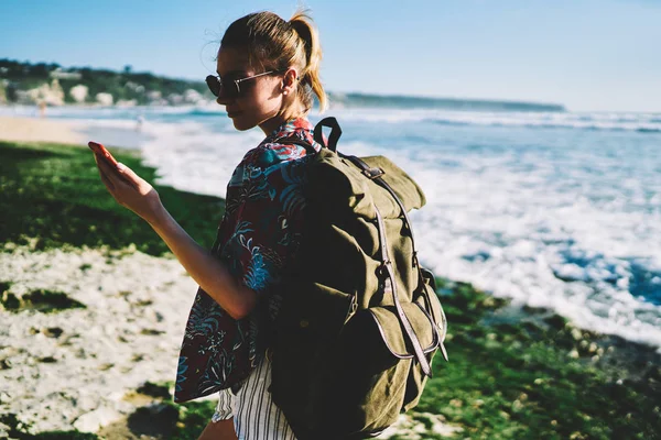 Молода Жінка Пішохідка Блукає Мандрівним Рюкзаком Морському Узбережжі Читаючи Вхідне — стокове фото