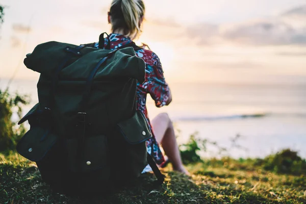 Immagine Ritagliata Donna Turista Godendo Vacanza Estiva Seduta Sulla Costa — Foto Stock