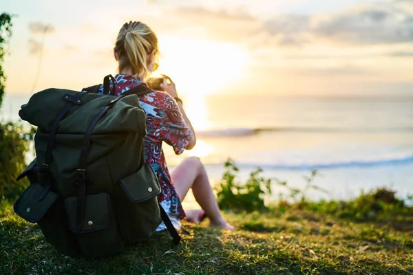 Baksidan Kvinnliga Person Klädd Casual Kläder Med Stor Grön Ryggsäck — Stockfoto