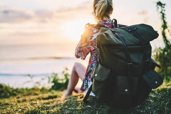 Immagine Ritagliata Bionda Donna Che Gode Una Vacanza Estiva Seduta — Foto Stock