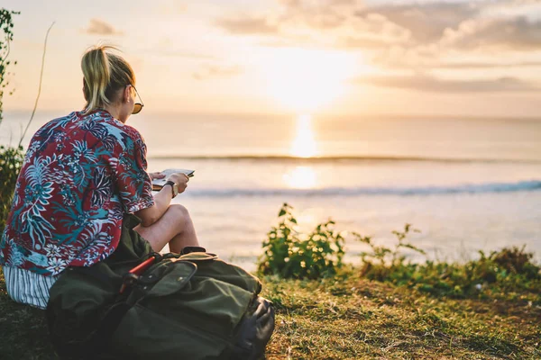 Bild Von Hinten Von Jungen Blonden Reisenden Genießen Entspannende Draußen — Stockfoto