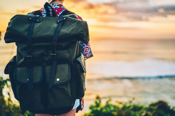 Обрезанный Образ Женщины Путешественника Несущей Большой Зеленый Рюкзак Стоя Береговой — стоковое фото