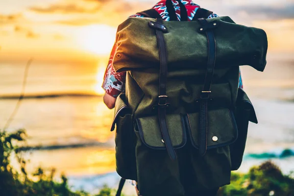 Visão Traseira Mulher Viajante Carregando Grande Mochila Verde Útil Durante — Fotografia de Stock