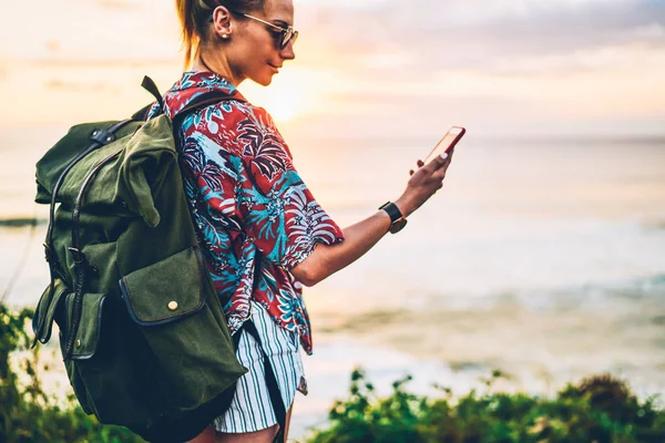 背面的吸引力积极的妇女游客在太阳镜与朋友通过智能手机应用程序和4G 互联网的视频通话 在海边享受夏日假期的游客形象 — 图库照片